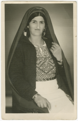امرأة بالزي التقليدي