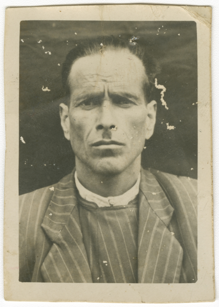 رجل بالزي التقليدي الفلسطيني