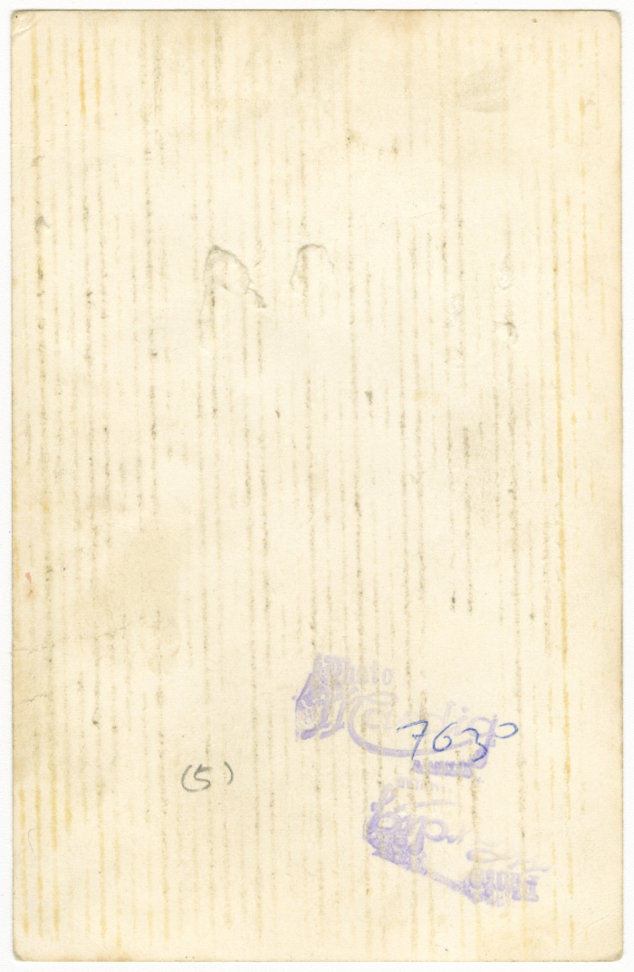 مسن  يرتدي اللباس التقليدي الفلسطيني