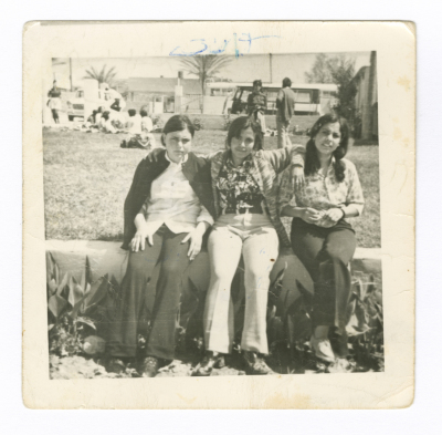 صديقات في رحلة مدرسية