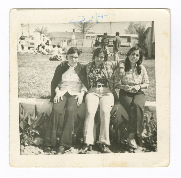 صديقات في رحلة مدرسية