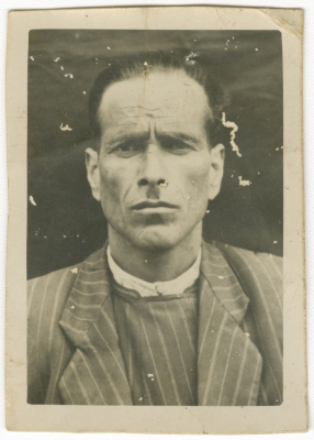 رجل بالزي التقليدي الفلسطيني