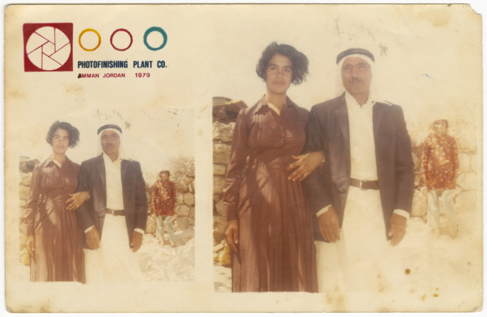 رجل بلباس تقليدي وفتاة