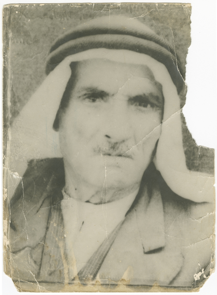 مسن  يرتدي اللباس التقليدي الفلسطيني