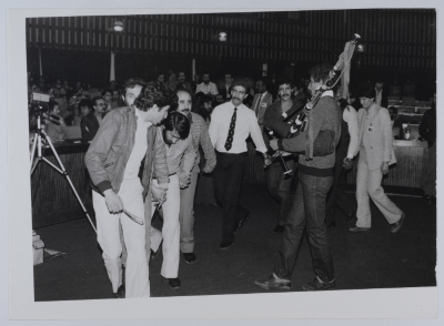عرض للدبكة الفلسطينية في قاعة المؤتمر التاسع للاتحاد العام لطلبة فلسطين، الجزائر، 1984