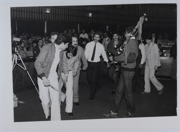 عرض للدبكة الفلسطينية في قاعة المؤتمر التاسع للاتحاد العام لطلبة فلسطين، الجزائر، 1984