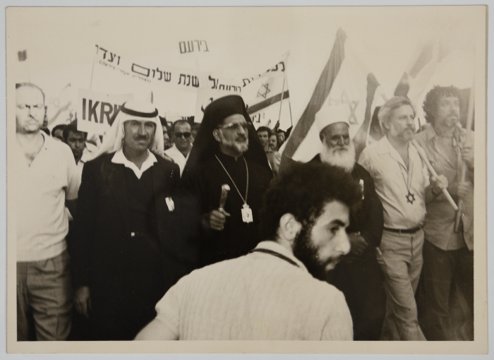 صورة لمسيرة في مدينة القدس يظهر فيها السيد إميل عشراوي