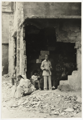 أشخاص وسط ركام في مخيم للاجئين الفلسطينيين، لبنان