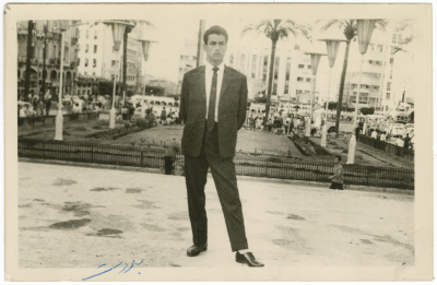 رجل في ساحة البرج في بيروت