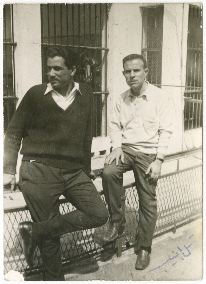 اساتذة في شارع في تل أبيب أثناء رحلة مدرسية