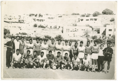 فريقا كرة قدم وهم شباب الخليل وسريان بيت لحم في ملعب الحسيني في بيت لحم