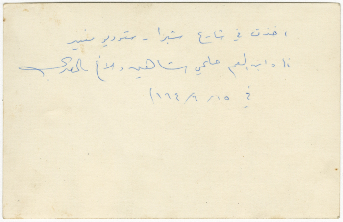 أصدقاء وأقرباء فلسطينيّون أمام استوديو في القاهرة.