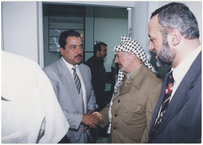 A man handshaking Yassir Arafat Äbu Ämmar