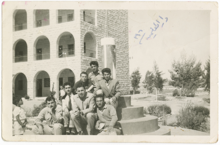 اساتذة في دار المعليمن