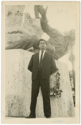 رجل أمام تمثال حجري يرمز للحرية، في ساحة البرج، خلال دراسته في الجامعة اللبنانية، في بيروت