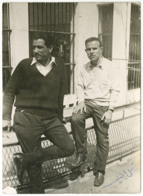 اساتذة في شارع في تل أبيب أثناء رحلة مدرسية