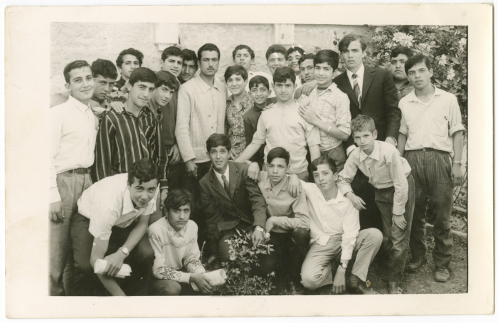 طلاب وهيئة تدريسيّة، في ساحة مدرسة.