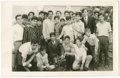 طلاب وهيئة تدريسيّة، في ساحة مدرسة.