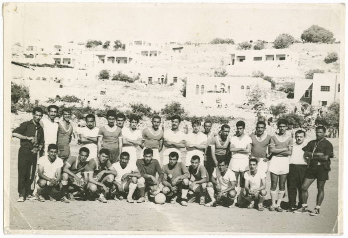 فريقا كرة قدم وهم شباب الخليل وسريان بيت لحم في ملعب الحسيني في بيت لحم