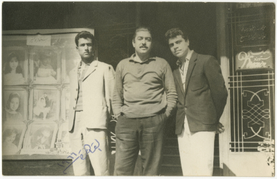 أصدقاء وأقرباء فلسطينيّون أمام استوديو في القاهرة.