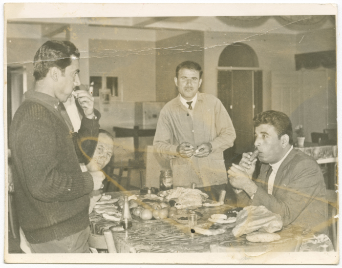 معلمون في مدرسة ابن رشد، يتناولون الطعام خلال حفل تكريم.