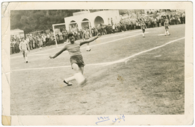 لاعب يشوط كرة قدم خلال مباراة بين نادي شباب الخليل وفريق من الاردن في ملعب الحسين