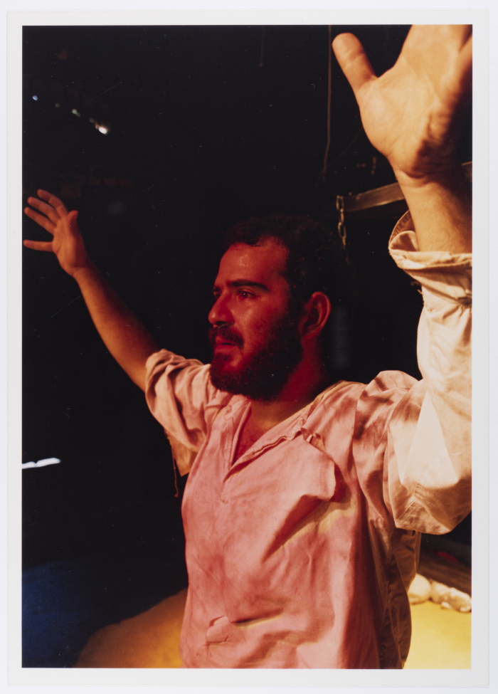 صورة لعامر حليحل خلال أداء مسرحية 