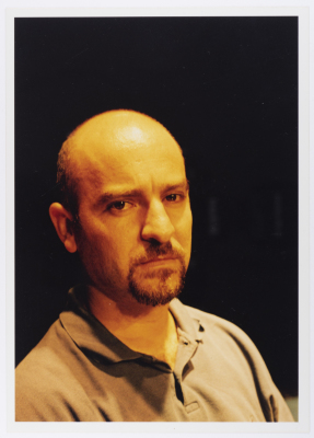 صورة لحبيب شحادة حنا خلال عرض مسرحية "دياب"