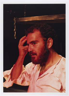 صورة لعامر حليحل خلال أداء مسرحية "دياب"