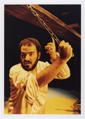 صورة لعامر حليحل خلال أداء مسرحية "دياب"