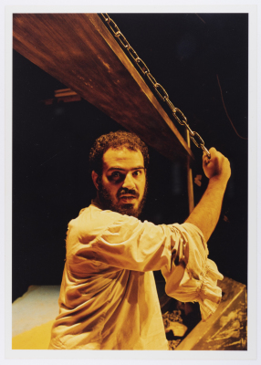 صورة لعامر حليحل خلال أداء مسرحية "دياب"