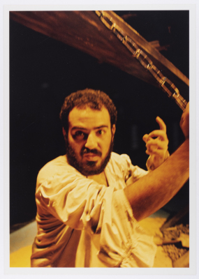 صورة لعامر حليحل خلال أداء مسرحية "دياب"