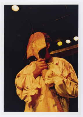 صورة لعامر حليحل خلال أداء مسرحية "دياب"