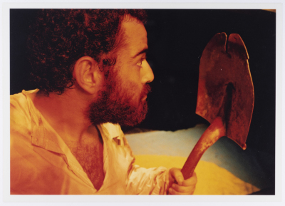 صورة لعامر حليحل خلال أداء مسرحية "دياب"