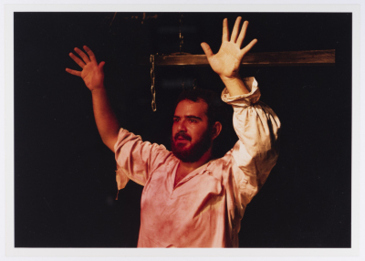 صورة لعامر حليحل خلال أداء مسرحية "دياب"