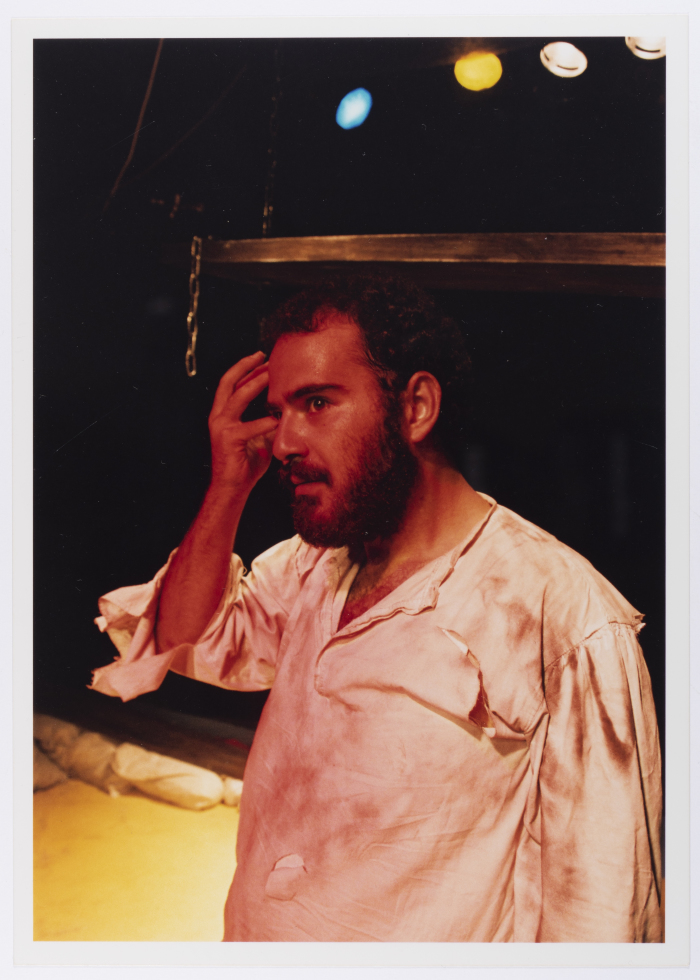 صورة لعامر حليحل خلال أداء مسرحية 