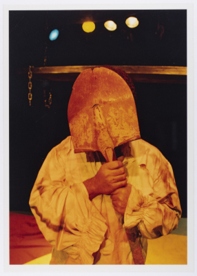 صورة لعامر حليحل خلال أداء مسرحية "دياب"