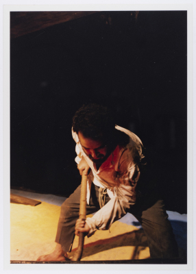 صورة لعامر حليحل خلال أداء مسرحية "دياب"