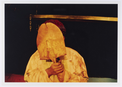 صورة لعامر حليحل خلال أداء مسرحية "دياب"