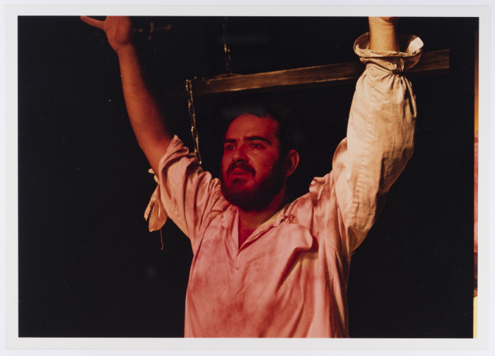 صورة لعامر حليحل خلال أداء مسرحية 