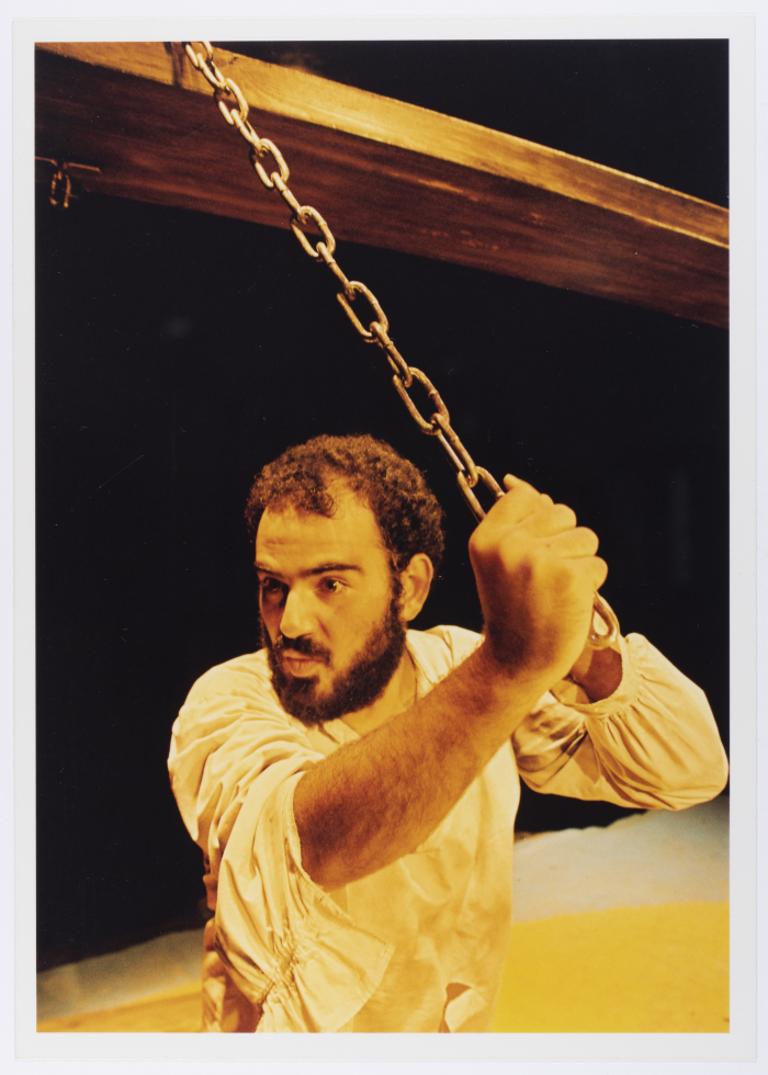 صورة لعامر حليحل خلال أداء مسرحية 