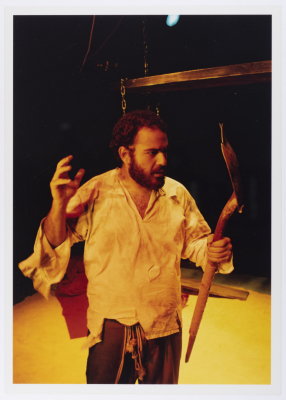 صورة لعامر حليحل خلال أداء مسرحية "دياب"