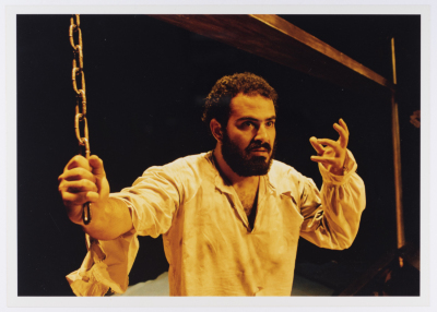 صورة لعامر حليحل خلال أداء مسرحية "دياب"