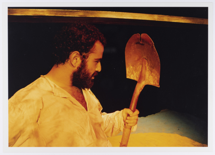 صورة لعامر حليحل خلال أداء مسرحية 