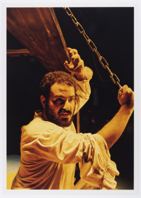 صورة لعامر حليحل خلال أداء مسرحية "دياب"