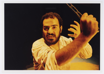 صورة لعامر حليحل خلال أداء مسرحية "دياب"