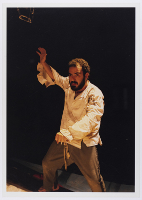 صورة لعامر حليحل خلال أداء مسرحية "دياب"