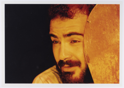 صورة لعامر حليحل خلال أداء مسرحية "دياب"