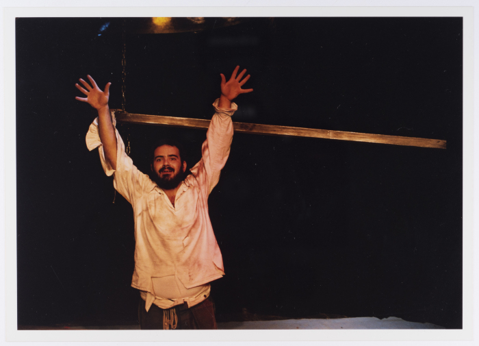 صورة لعامر حليحل خلال أداء مسرحية 