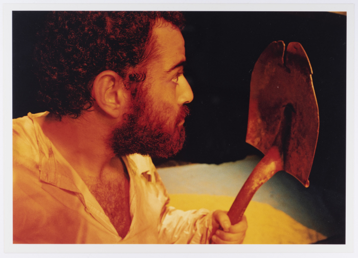 صورة لعامر حليحل خلال أداء مسرحية 